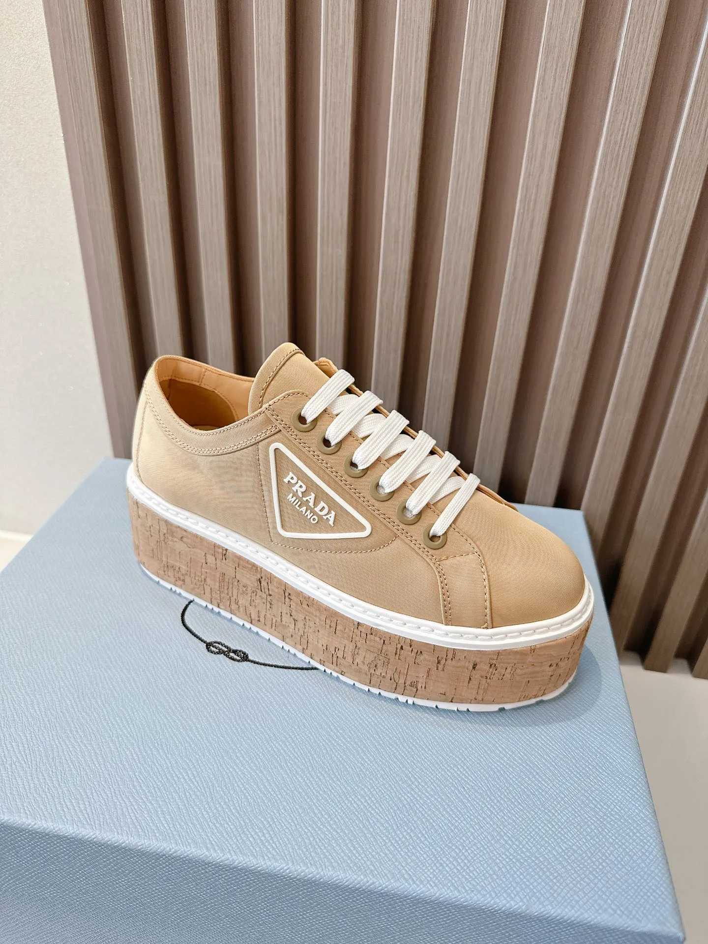 👟👟Ex-factory price 500👟👟 ☑️SNGG ｜Thick-soled high-explosive shoes Super hot Prada Prada 2024 latest spring and summer sawtooth Roman ultra-light thick-soled shoes! Retro, fashionable and avant-garde gear teeth make the whole pair of shoes light, comfortable and brightly colored to satisfy a variety of choices for fashionable people of different styles! The iconic molded injection triangle logo is matched with the shape of the upper foot 🦶🏻It’s super nice, every element is fashionable! - MATERIAL Material - ⇢ Upper: imported silk nylon twill ⇢ Lining: sheepskin lining ⇢ Outsole: TPU wood grain rubber combination outsole ⇢size：#35～40